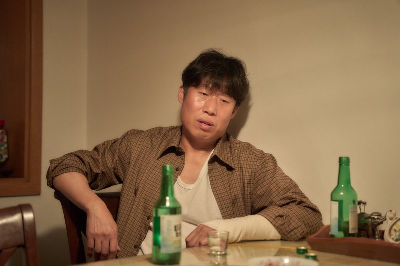 유해진의 술맛 나는 인생사 '소주전쟁' 장면. 쇼박스 제공