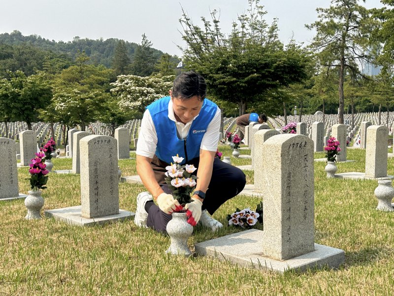 허서홍 <span id='_stock_code_007070' data-stockcode='007070'>GS리테일</span> 대표이사가 지난달 30일 서울 동작구 국립서울현충원에서 묘역 정화 활동을 하고 있다. GS리테일 제공