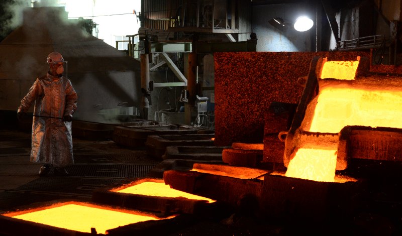  구리 생산량 세계 2위 규모인 <span id='_stock_code_006260' data-stockcode='006260'>LS</span> MnM 에서 7일 1250도의 구리 용광로에서 주조작업을 하고 있다./뉴시스