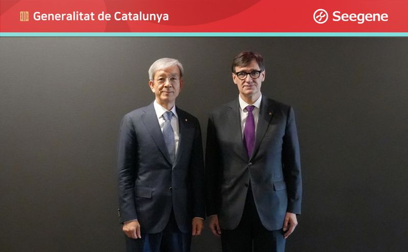 천종윤 <span id='_stock_code_096530' data-stockcode='096530'>씨젠</span> 대표(왼쪽)와 살바도르 이야 스페인 카탈루냐 주지사가 지난달 30일 서울 송파구 씨젠 본사에서 만나 기념촬영을 하고 있다. 씨젠 제공
