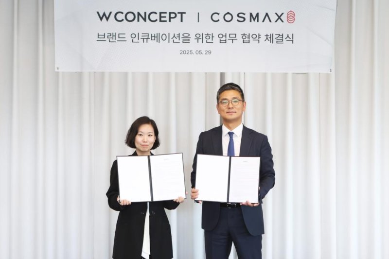 안지수 W컨셉 상품기획담당(왼쪽)과 최재우 <span id='_stock_code_192820' data-stockcode='192820'>코스맥스</span> 국내마케팅본부 부문장(오른쪽)이 업무협약 체결 후 기념사진을 촬영하고 있다. W컨셉 제공