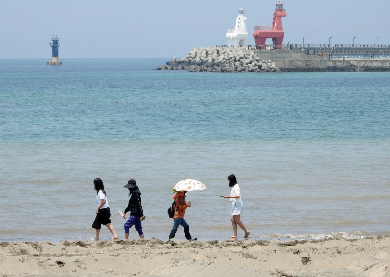 1일 오후 제주 이호테우해수욕장에서 주민과 관광객들이 해변을 걷고 있다. 뉴시스 제공.
