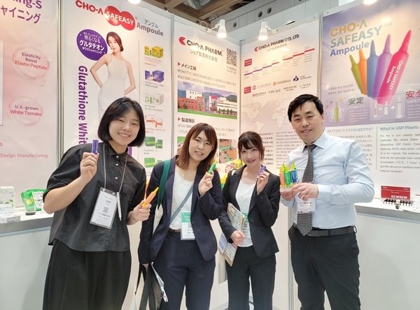 <span id='_stock_code_034940' data-stockcode='034940'>조아제약</span> 직원들이 2025 일본국제식품소재박람회 2025(IFIA)에서 조아제약 부스를 방문한 일본 바이어들과 기념 촬영을 하고 있다. 조아제약 제공