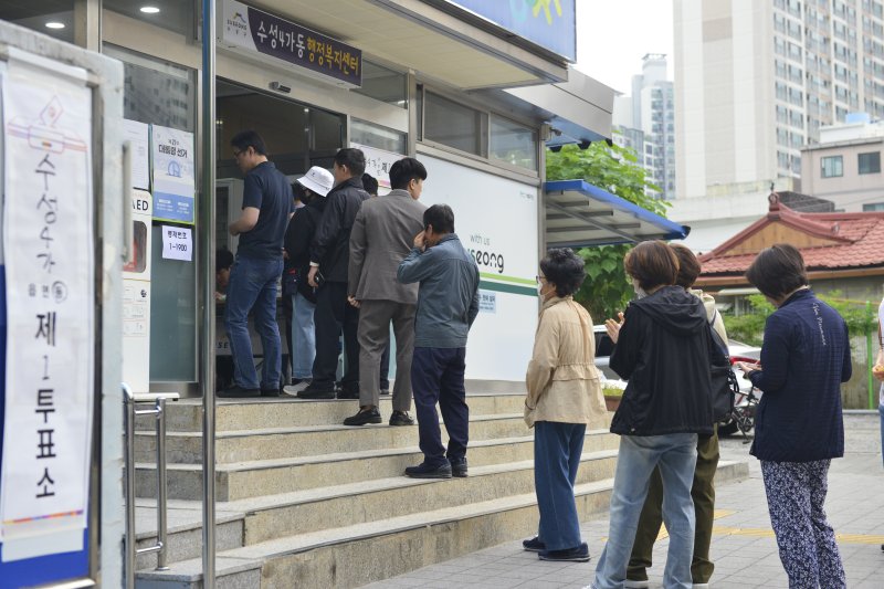 제21대 대통령 선거일인 3일 대구 수성구 수성4가동행정복지센터에 마련된 투표소에 유권자들이 줄서서 투표 시작을 기다리고 있다. 뉴스1