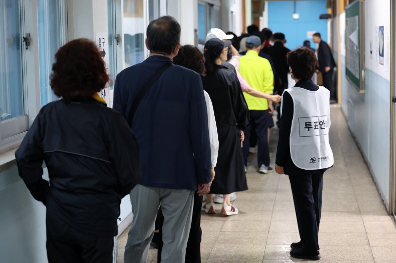 제21대 대통령 선거일인 3일 서울 강동구 성내중학교 과학실험실에 마련된 성내1동 제2투표소에서 유권자들이 줄서서 투표 시작을 기다리고 있다. 뉴스1