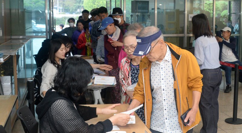 제21대 대통령선거일인 3일 전북 전주시 완산구 평화1동 제2투표소(전주남중학교)를 찾은 시민들이 투표를 하기 위해 줄지어 서 있다. 뉴시스