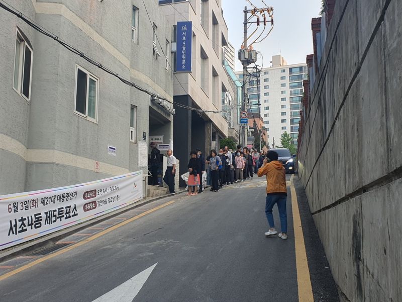 3일 오전 서울 서초구 서초4동 제5투표소 앞에 수 십명의 주민이 투표를 위해 기다리고 있다. 사진&#x3D;최승한 기자