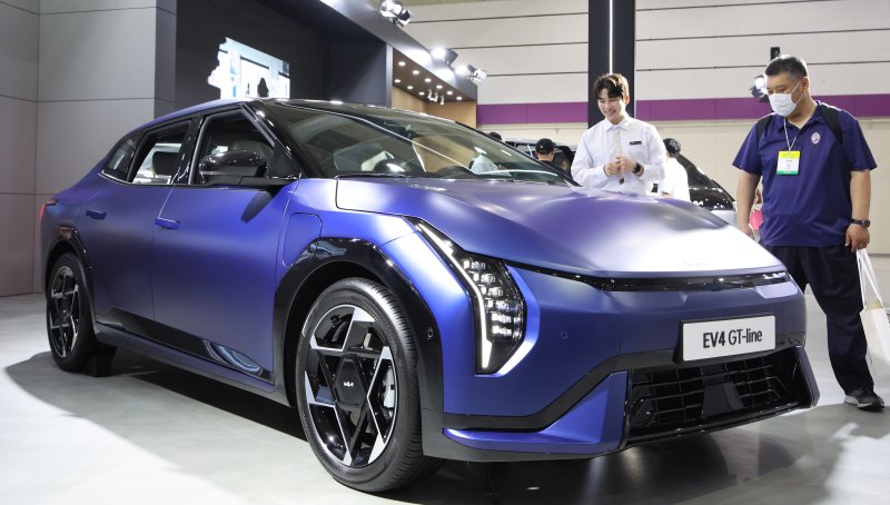 3일 서울 강남구 코엑스에서 열린 'EV트렌드코리아 2025' 기아 부스에 전기차 EV4 GT-라인이 전시돼있다. 뉴시스