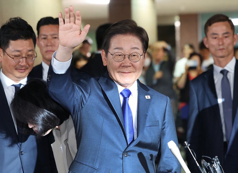 이재명 더불어민주당 대통령 후보가 3일 밤 당선이 확실시된 가운데 인천 계양구 자택을 나서고 있다. 사진=뉴스1