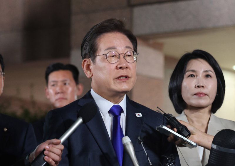 이재명 더불어민주당 대선후보가 4일 밤 인천 계양구 자택을 나서며 지지자들에게 인사말을 하고 있다. 사진=뉴시스