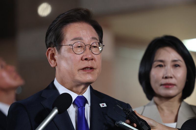 [인천&#x3D;뉴시스] 전진환 기자 &#x3D; 이재명 대통령이 3일 밤 인천 계양구 자택을 나서며 지지자들에게 인사말을 하고 있다. 2025.06.04. amin2@newsis.com &#x2F;사진&#x3D;뉴시스