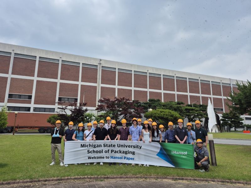 <span id='_stock_code_213500' data-stockcode='213500'>한솔제지</span> 대전공장에 방문한 미시간주립대 교수와 학생들이 기념 촬영을 하고 있다. 한솔제지 제공