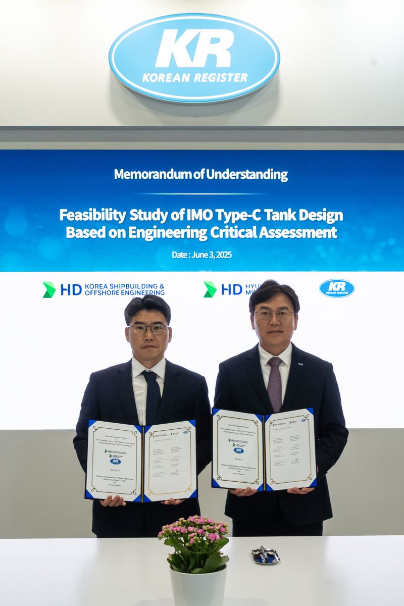 HD현대미포 우동현 담당(왼쪽)과 KR 연규진 상무가 지난 3일 노르웨이 오슬로에서 열리고 있는 노르쉬핑 2025에서 MOU 체결 후 기념사진을 촬영하고 있다. KR 제공 