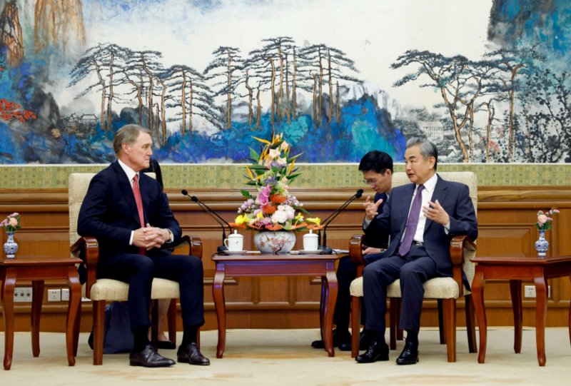 왕이 중국 외교부장(오른쪽)이 3일 베이징에서 데이비드 퍼듀 신임 주중 미국 대사를 면담하고 있다. 뉴시스 제