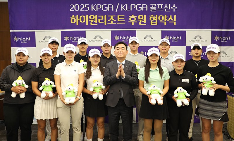 최철규 강원랜드 대표이사 직무대행(가운데)이 4일 하이원 그랜드호텔에서 강원도 출신 골프 유망주 공식 후원식을 가진 뒤 기념촬영을 하고 있다. 강원랜드 제공