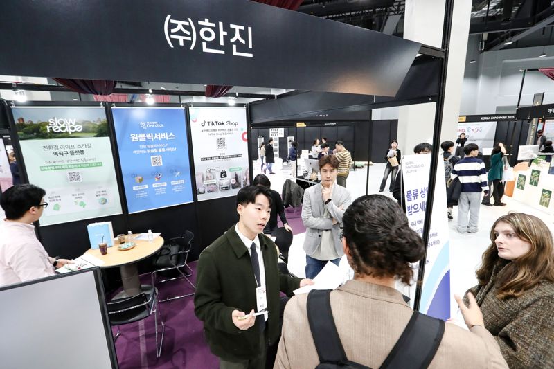 <span id='_stock_code_002320' data-stockcode='002320'>한진</span> 관계자가 지난 5월 2025 서울 사케 페스티벌에서 맞춤형 물류 서비스에 대해 설명하고 있다. 한진 제공