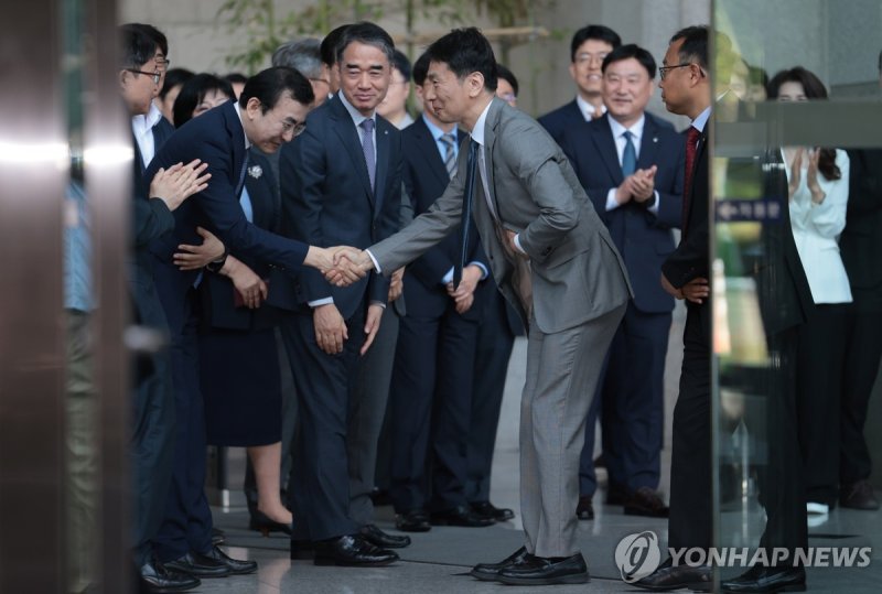 5일 임기를 마친 이복현 금융감독원장이 서울 여의도 금감원 1층에서 임직원들과 작별 인사를 나누고 있다. 연합뉴스 제공 