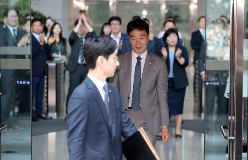 이복현 금융감독원장이 5일 서울 여의도 금감원에서 퇴임식을 마친 뒤 직원들의 환송을 받으며 차량으로 향하고 있다. 연합뉴스 제공