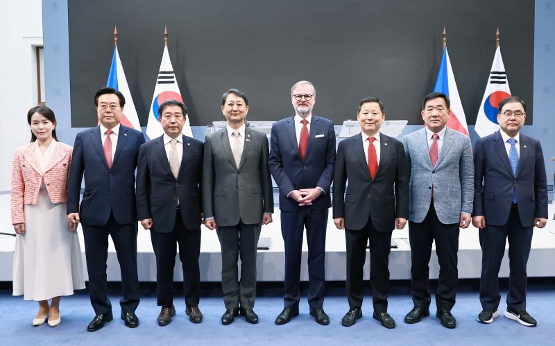 안덕근 산업통상자원부 장관이 7일 체코 프라하 총리실에서 페트르 피알라(Petr Fiala) 체코 총리를 비롯한 한-체코 정부 대표단이 참석한 가운데 열린 한-체코 원전산업 협력 약정 체결식에서 참석자들과 기념촬영을 하고 있다. (산업통상자원부 제공. 재판매 및 <span id='_stock_code_012030' data-stockcode='012030'>DB</span> 금지) 2025.5.7/뉴스1 /사진=뉴스1