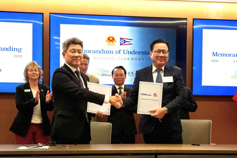 4일(현지시각) 미국 오하이오주 컬럼버스에서 열린 업무협약(MOU)식에서 정도식 <span id='_stock_code_028670' data-stockcode='028670'>팬오션</span> 싱가폴법인장, 카이안(Khai Anh) 응우옌 투안 남(Nguyen Tuan Nam) 회장(정면 왼쪽부터)이 포즈를 취하고 있다. 팬오션 제공