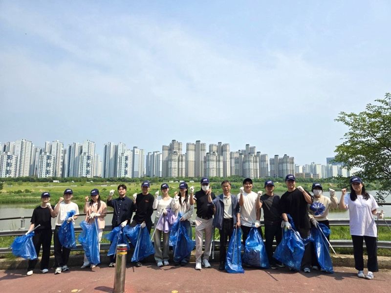 지난달 26일 오비맥주 광주공장 직원들이 '세계 환경의 날'을 앞두고 '광주시민의 숲'에서 환경정화 활동을 벌이고 있다. 오비맥주 제공