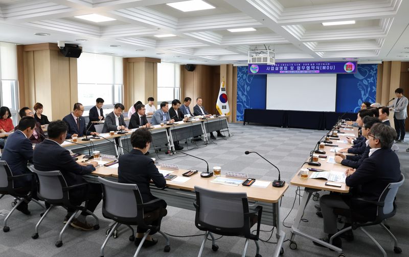 5일 충남 예산군청에서 열린 친환경 디지털 농업 모빌리티 산업생태계 조성 업무협약식 모습.