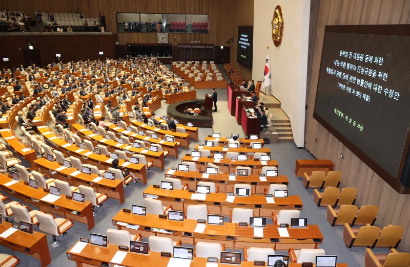 박성준 더불어민주당 의원이 5일 오후 서울 여의도 국회에서 열린 제426회 국회(임시회) 제1차 본회의에서 윤석열전대통령등에의한내란&middot;외환행위의진상규명을위한특별검사임명등에관한법률안에 대한 제안설명을 하고 있다. 사진=뉴시스