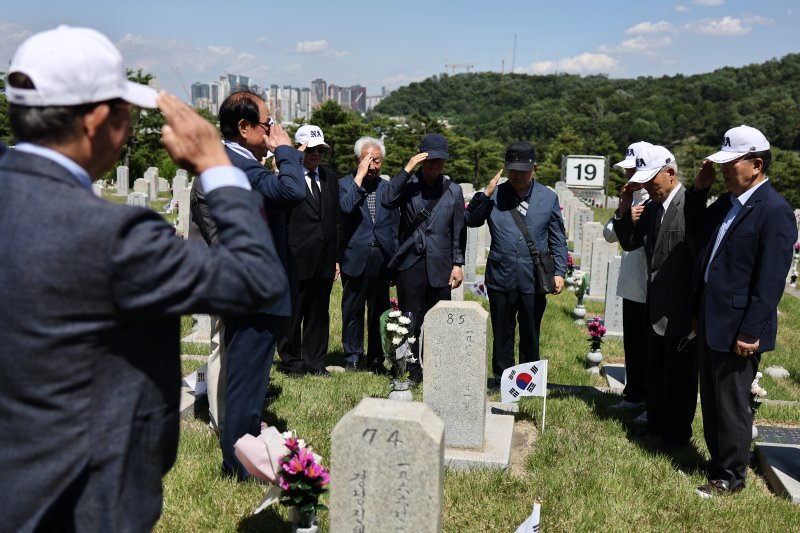 현충일을 이틀 앞둔 지난 4일 동작구 국립서울현충원을 찾은 해군사관학교 22기 졸업생들이 해군묘역을 참배하고 있다. 연합뉴스