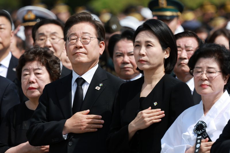 [서울&#x3D;뉴시스] 고범준 기자 &#x3D; 이재명 대통령과 김혜경 여사가 6일 서울 동작구 국립서울현충원에서 열린 제70회 현충일 추념식에서 참석자들과 국민의례를 하고 있다. 2025.06.06. bjko@newsis.com &lt;저작권자ⓒ 공감언론 뉴시스통신사. 무단전재-재배포 금지.&gt; &#x2F;사진&#x3D;뉴시스화상