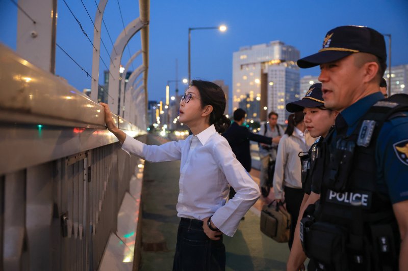 김건희 여사가 10일 ‘세계 자살 예방의 날’을 맞아 서울 마포대교에서 난간의 와이어를 살펴보고 있다. (대통령실 제공) 2024.9.10/뉴스1 ⓒ News1 박지혜 기자 /사진=뉴스1