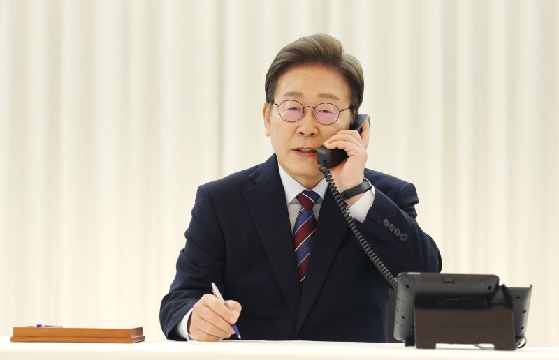 트럼프 대통령과 전화 통화 갖는 이재명 대통령 (서울=연합뉴스) 홍해인 기자 = 이재명 대통령이 6일 서울 한남동 관저에서 도널드 트럼프 미국 대통령과 전화 통화를 하기 위해 수화기를 들고 있다. 2025.6.6 hihong@yna.co.kr (끝)