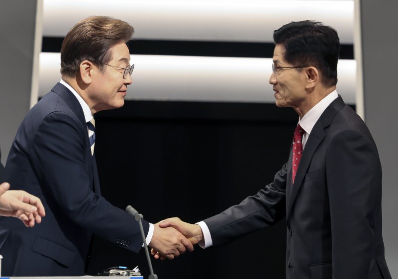 이재명 대통령(왼쪽)과 김문수 전 국민의 힘 대선 후보.연합뉴스