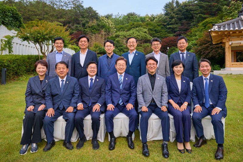 (서울=뉴스1) 허경 기자 = 이재명 대통령이 7일 서울 한남동 관저에서 더불어민주당 1·2기 지도부 등 의원들을 초청해 가진 만찬에 앞서 기념촬영을 하고 있다. (대통령실 제공. 재판매 및 <span id='_stock_code_012030' data-stockcode='012030'>DB</span> 금지) 2025.6.7/뉴스1 /사진=뉴스1화상