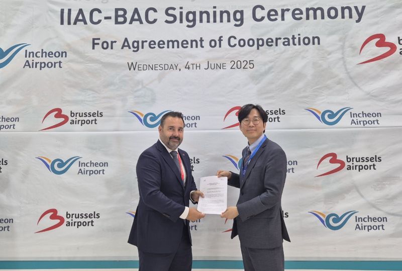 김치원 인천국제공항공사 물류개발팀장(오른쪽)이 지난 4일 독일 뮌헨에서 열린 세계 최대 규모 항공화물 전시회 '에어카고 유럽 2025'에서 드미트리 베토니 벨기에 브뤼셀 공항회사 화물 및 노선개발총괄과 '화물분야 전략적 협력에 대한 업무협약'을 체결한 뒤 기념촬영을 하고 있다. 인천국제공항공사 제공