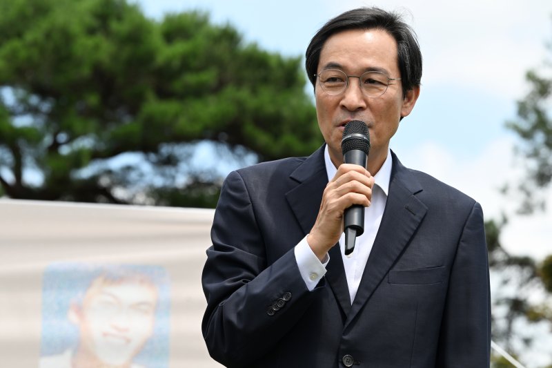 [광주&#x3D;뉴시스] 이영주 기자 &#x3D; 우상호 (사)이한열기념사업회 이사장이 5일 오후 광주 북구 망월동 5·18구묘역에서 열린 제37주기 이한열 추모식에 참여해 인사말하고 있다. 2024.07.05. leeyj2578@newsis.com &#x2F;사진&#x3D;뉴시스