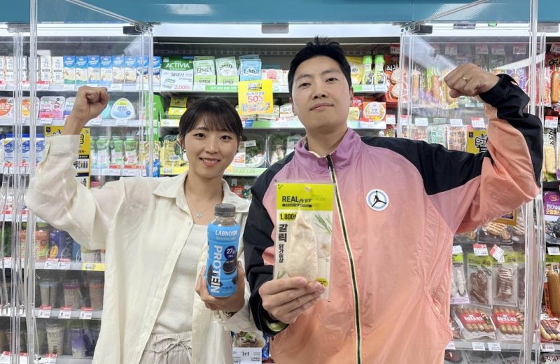 GS25 모델들이 '우리동네 편스장' 캠페인을 홍보하고 있다. GS25 제공  