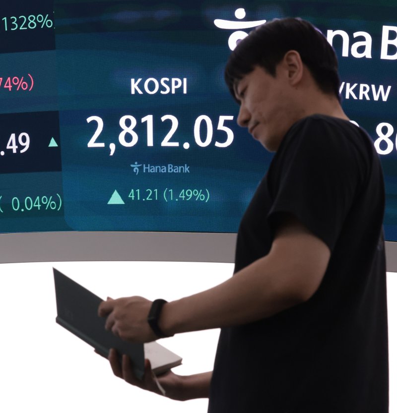 5일 서울 중구 하나은행 딜링룸 현황판에 코스피 지수 등이 표시되고 있다. /사진=연합뉴스