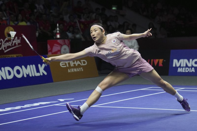 안세영(1위)이 8일(현지시간) 인도네시아 자카르타 이스토라 스타디움에서 열린 세계배드민턴연맹(BWF) 월드투어 슈퍼 1000 인도네시아 오픈 여자 단식 결승에서 왕즈이(2위&middot;중국)와 경기하고 있다. 안세영이 2-1(13-21 21-19 21-15)로 역전승을 거두고 4년 만에 정상을 탈환했다.뉴시스