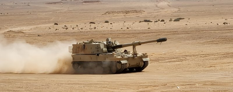 중동 사막을 달리고 있는 <span id='_stock_code_012450' data-stockcode='012450'>한화에어로스페이스</span>의 &#39;K9 자주포&#39;. 한화에어로스페이스 제공