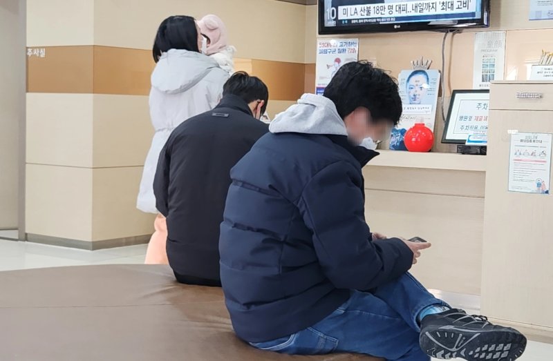 지난 겨울 한 이비인후과의원에서 독감 의심환자들이 마스크를 쓴 채 진료를 기다리고 있다. 뉴스1