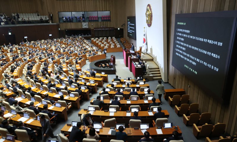 [서울=뉴시스] 조성우 기자 = 우원식 국회의장이 5일 오후 서울 여의도 국회에서 열린 제426회 국회(임시회) 제1차 본회의에서 검사징계법 개정안과 3대 특검법을 상정하고 있다. 2025.06.05. xconfind@newsis.com /사진=뉴시스