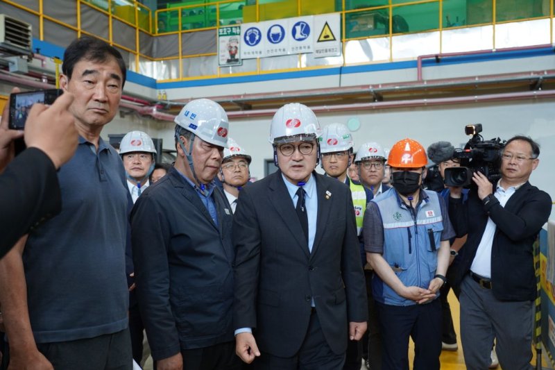 우원식 국회의장이 8일 충남 태안군 한국서부발전 태안화력발전소를 찾아 하청노동자 고 김충현씨가 근무하던 장소 등을 둘러보고 있다. 연합뉴스