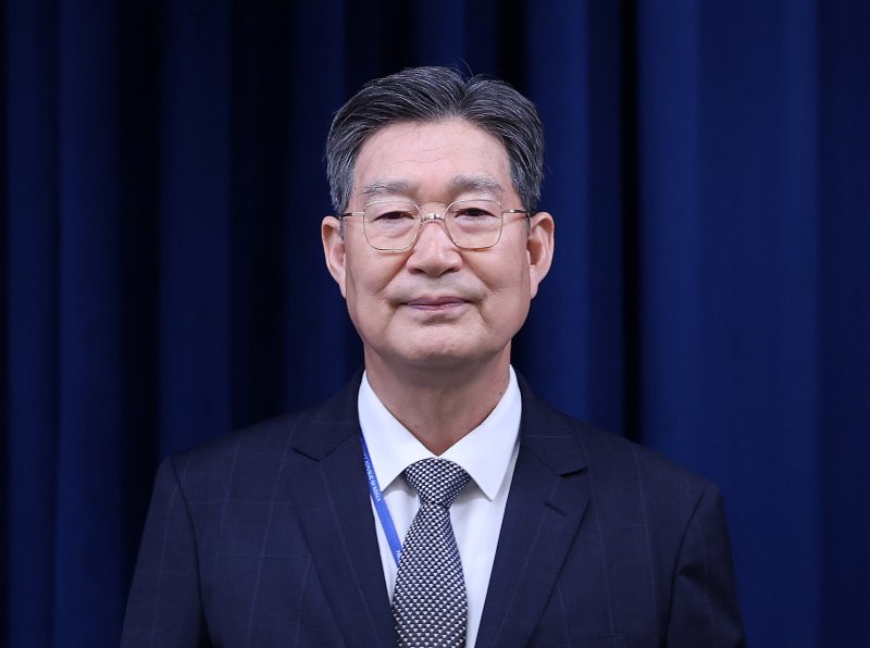 새정부 초대 민정수석에 임명된 오광수 변호사가 8일 서울 용산구 대통령실 청사에서 열린 수석급 인선 발표 브리핑에 참석하고 있다. 뉴스1 제공