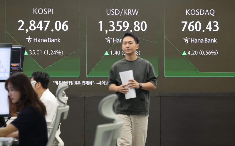 9일 서울 중구 하나은행 딜링룸 현황판에 코스피&middot;코스닥 지수가 표시되고 있다. /사진=연합뉴스