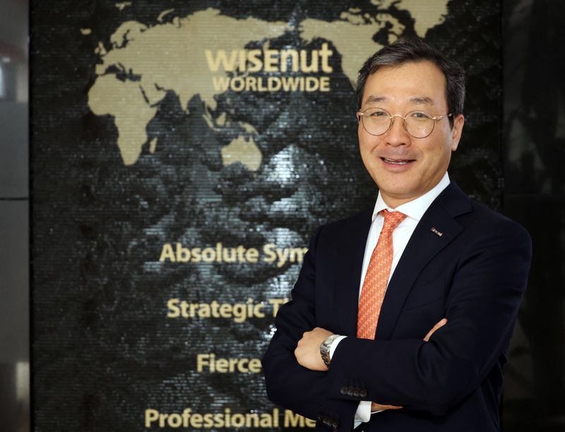 강용성 와이즈넛 대표가 최근 판교 본사에서 본지와 인터뷰를 하면서 기념사진을 찍는 모습. 사진=박범준 기자