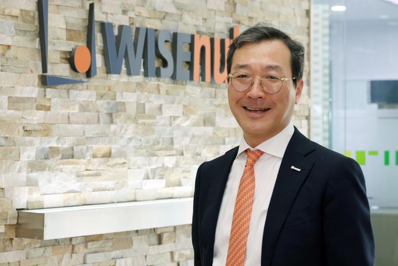 강용성 와이즈넛 대표가 최근 판교 본사에서 본지와 인터뷰를 하면서 기념사진을 찍는 모습. 사진=박범준 기자