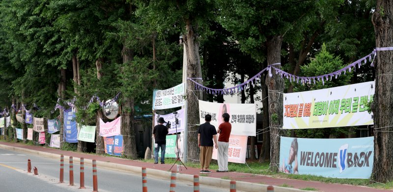  방탄소년단(BTS)의 뷔(김태형, 29)가 제대하는 10일 오전 강원도 춘천시 육군 제2군단 군사경찰 특수임무대 앞에 뷔를 응원하는 현수막이 걸려있다. 뉴스1화상