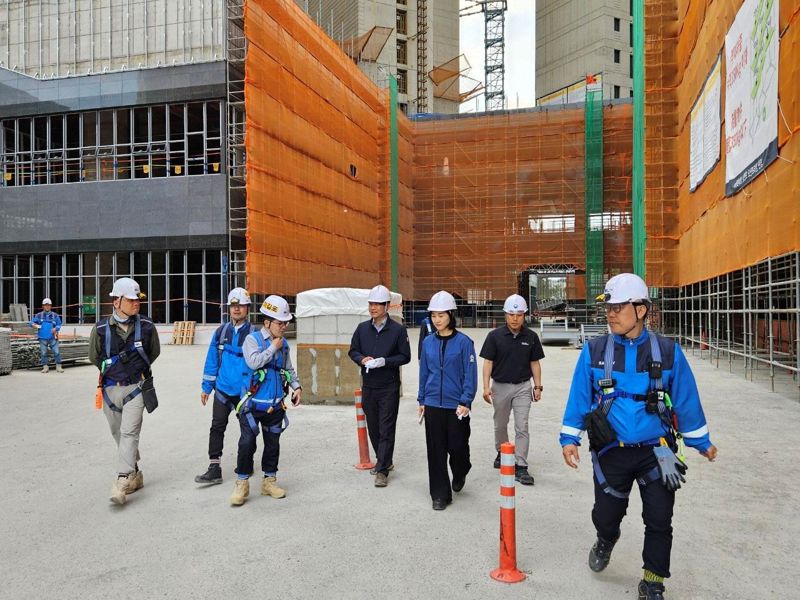 5월 29일 e편한세상 삼천포 오션프라임 현장에서 <span id='_stock_code_375500' data-stockcode='375500'>DL이앤씨</span> 이길포 CSO(앞줄 왼쪽 세번째)와 고용노동부 정원희 진주지청장(우측 세번째)이 현장 점검을 하고 있다. DL이앤씨 제공