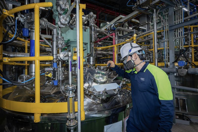 포스코퓨처엠이 10일 연산 4만5000t 규모의 광양 전구체 공장을 준공했다. 광양 전구체 공장에서 직원이 제조 공정을 확인하고 있다. 사진=포스코퓨처엠