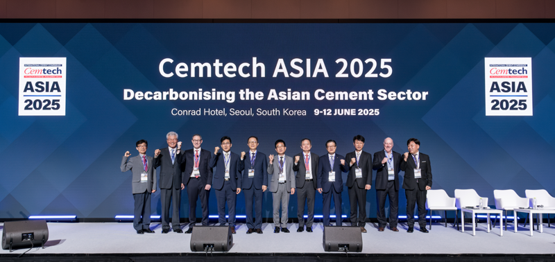 윤종석 한국세라믹기술원장(왼쪽부터), 이창기 한국시멘트협회 부회장, 토마스 암스트롱 인터내셔널 시멘트 리뷰 편집장(회장) 겸 셈텍 아시아 총괄책임자, 이원진 <span id='_stock_code_038500' data-stockcode='038500'>삼표시멘트</span> 대표, 이승렬 산업통상자원부 산업정책실장, 전근식 한국시멘트협회 회장, 한인호 <span id='_stock_code_004980' data-stockcode='004980'>성신양회</span> 대표, 이현준 쌍용C&amp;E 대표, 배동환 삼표시멘트 대표, 토니 하들리 THAA Ltd 대표, 김의철 한국시멘트협회 기술개발실장이 10일 열린 '셈텍 아시아 2025'에서 기념촬영을 하고 있다. 한국시멘트협회 제공